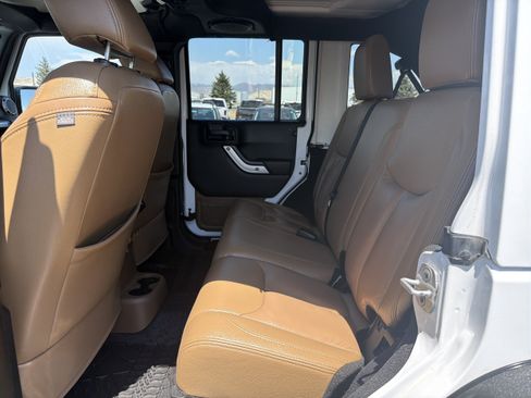 Used 2014 Jeep Wrangler Unlimited Rubicon w/ Connectivity Group AWD/4WD image 10