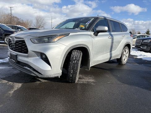 Used 2023 Toyota Highlander LE image 3