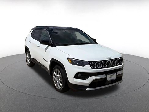 Used 2025 Jeep Compass Limited image 3