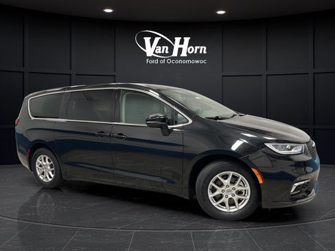 Used 2023 Chrysler Pacifica Touring-L FWD image 1