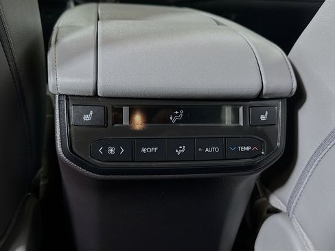 Used 2024 Toyota Highlander Platinum image 25