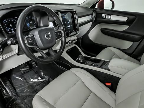 Used 2019 Volvo XC40 T4 Momentum image 19