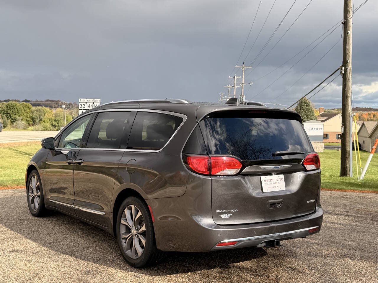 Used 2019 Chrysler Pacifica Limited w/ Tire & Wheel Group FWD image 3