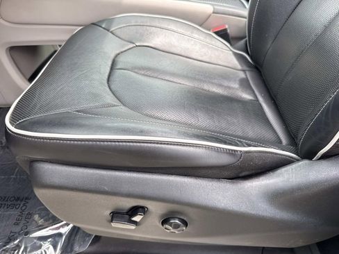 Used 2023 Chrysler Pacifica Limited FWD image 29