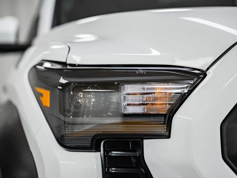 Used 2024 Toyota Tacoma TRD Off-Road image 9