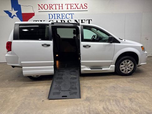 Used 2019 Dodge Grand Caravan SE FWD image 1