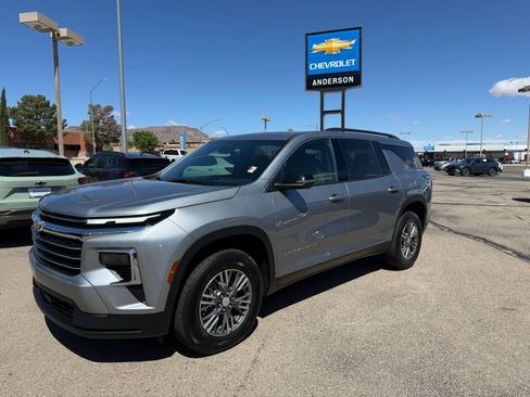 Used 2025 Chevrolet Traverse LT image 1