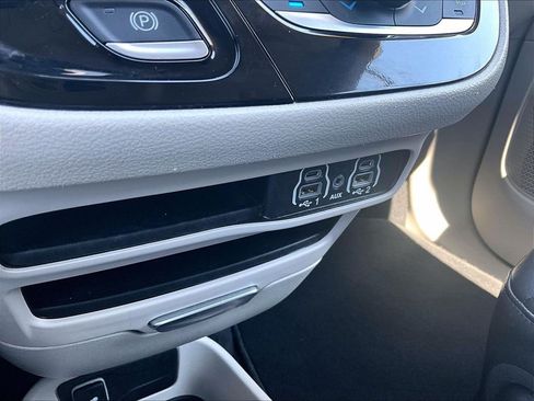 Used 2024 Chrysler Pacifica Touring-L FWD image 28