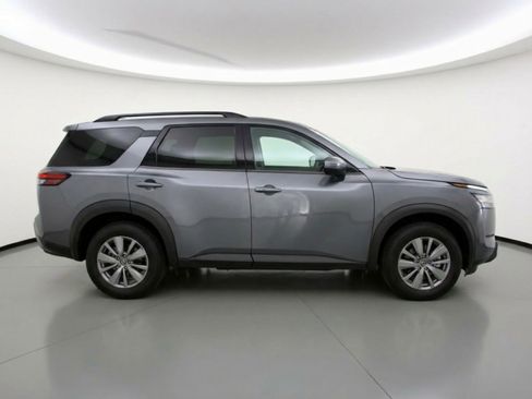Used 2024 Nissan Pathfinder SV image 11