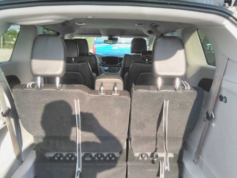 Used 2023 Chrysler Pacifica Touring-L FWD image 9