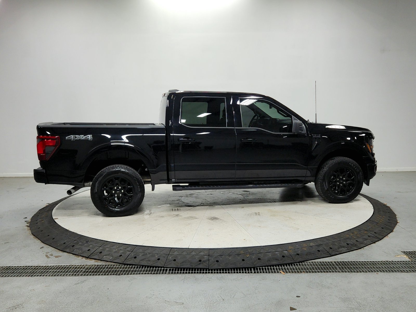 Used 2024 Ford F150 XLT w/ XLT Black Appearance Package AWD/4WD image 9