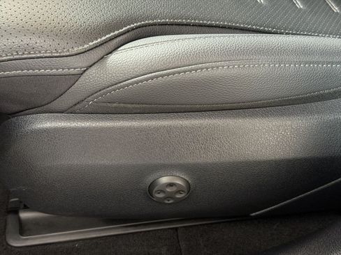 Used 2025 Mercedes-Benz GLC 300 4MATIC image 14
