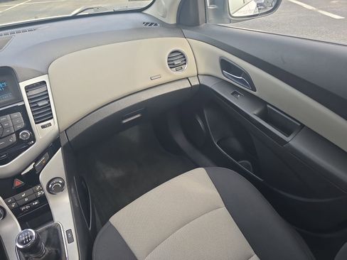 Used 2014 Chevrolet Cruze LS image 12