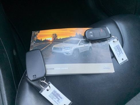 Used 2021 Jeep Cherokee Trailhawk AWD/4WD image 9