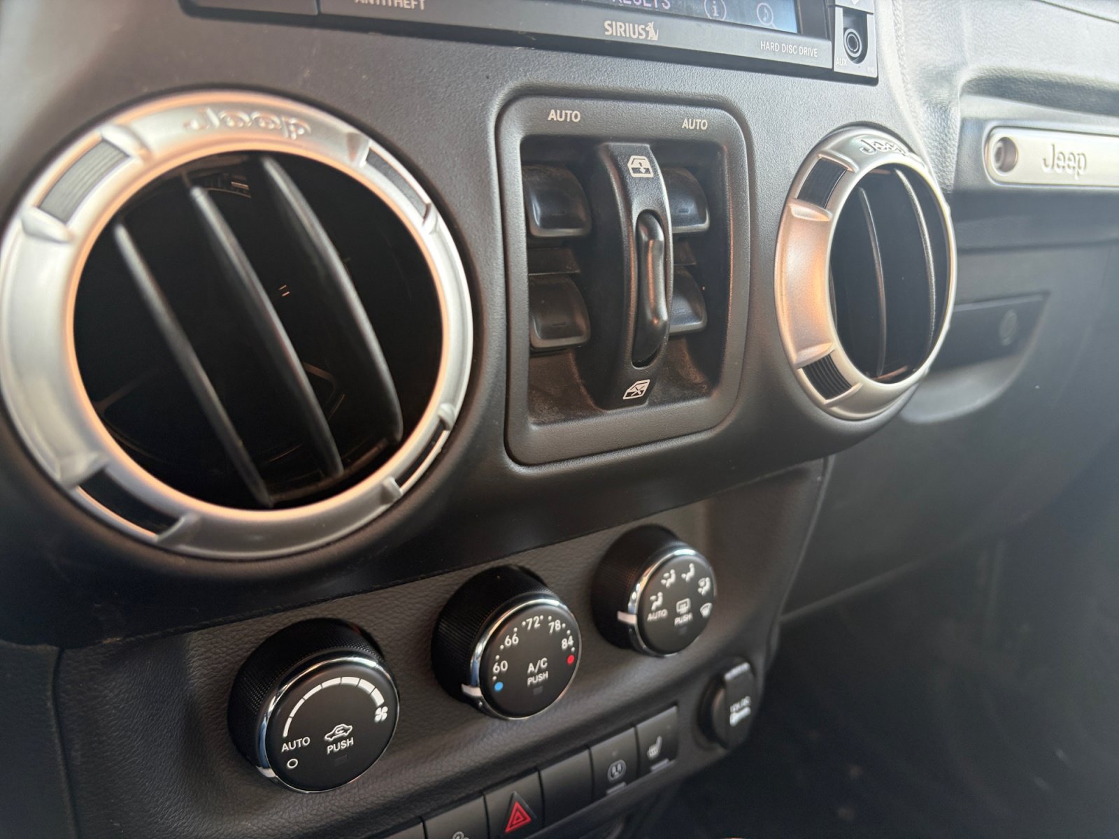 Used 2018 Jeep Wrangler Unlimited Sahara w/ Connectivity Group AWD/4WD image 23