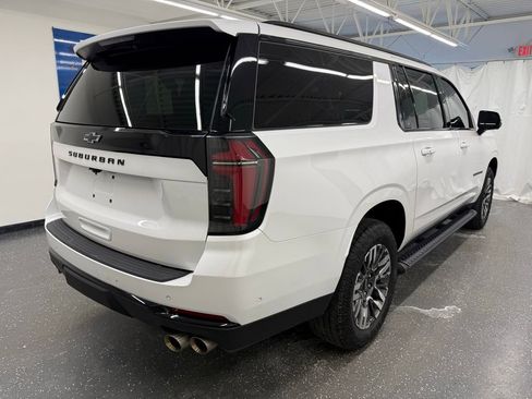 Used 2025 Chevrolet Suburban Z71 image 2