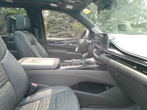 Used 2024 Cadillac Escalade ESV V w/ LPO, ONYX Package AWD/4WD image 19