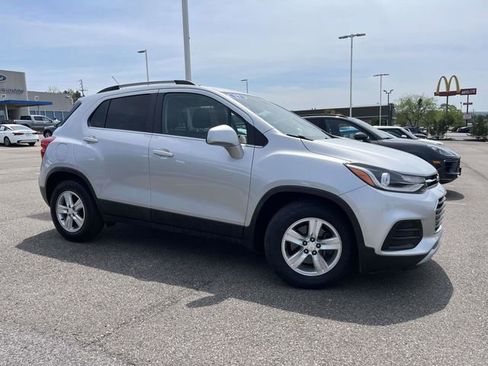 Used 2017 Chevrolet Trax LT FWD image 3