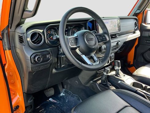 Used 2025 Jeep Wrangler Sahara image 9