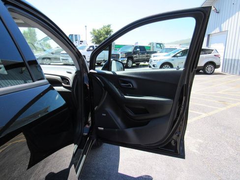 Used 2018 Chevrolet Trax LT w/ Sun & Sound Package FWD image 32