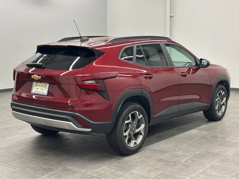 Used 2025 Chevrolet Trax LT w/ Sunroof Package FWD image 2