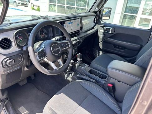 Used 2025 Jeep Wrangler Unlimited Sahara w/ Safety Group AWD/4WD image 7