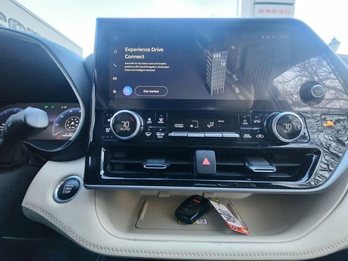 Used 2024 Toyota Highlander Platinum image 10