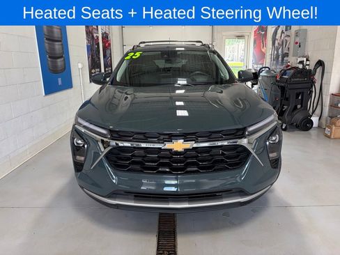 Used 2025 Chevrolet Trax LT w/ LT Convenience Package FWD image 3