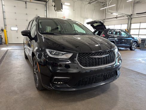 Used 2024 Chrysler Pacifica Touring-L w/ Uconnect Theater Family Group AWD/4WD image 3