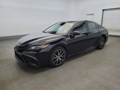 Used 2021 Toyota Camry SE image 2
