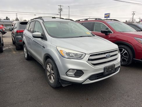Used 2017 Ford Escape SE w/ Equipment Group 201A image 3
