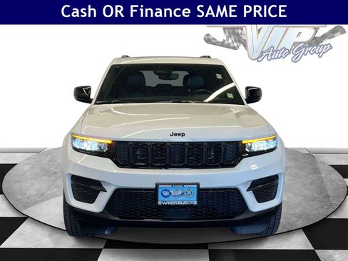 Used 2022 Jeep Grand Cherokee Altitude AWD/4WD image 4