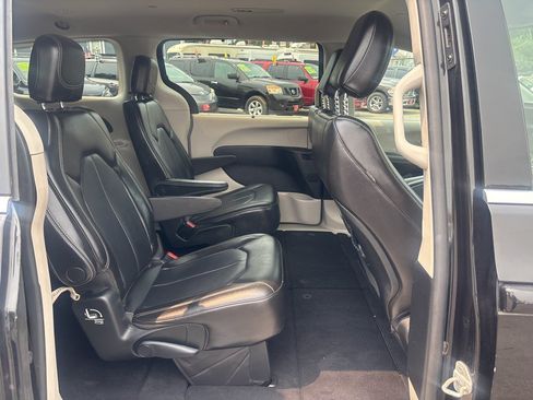 Used 2020 Chrysler Voyager Lxi FWD image 33
