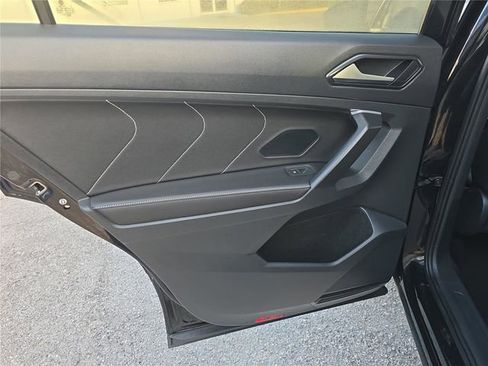 Used 2024 Volkswagen Tiguan SE image 9