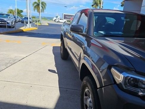 Used 2017 Toyota Tacoma SR5 image 3