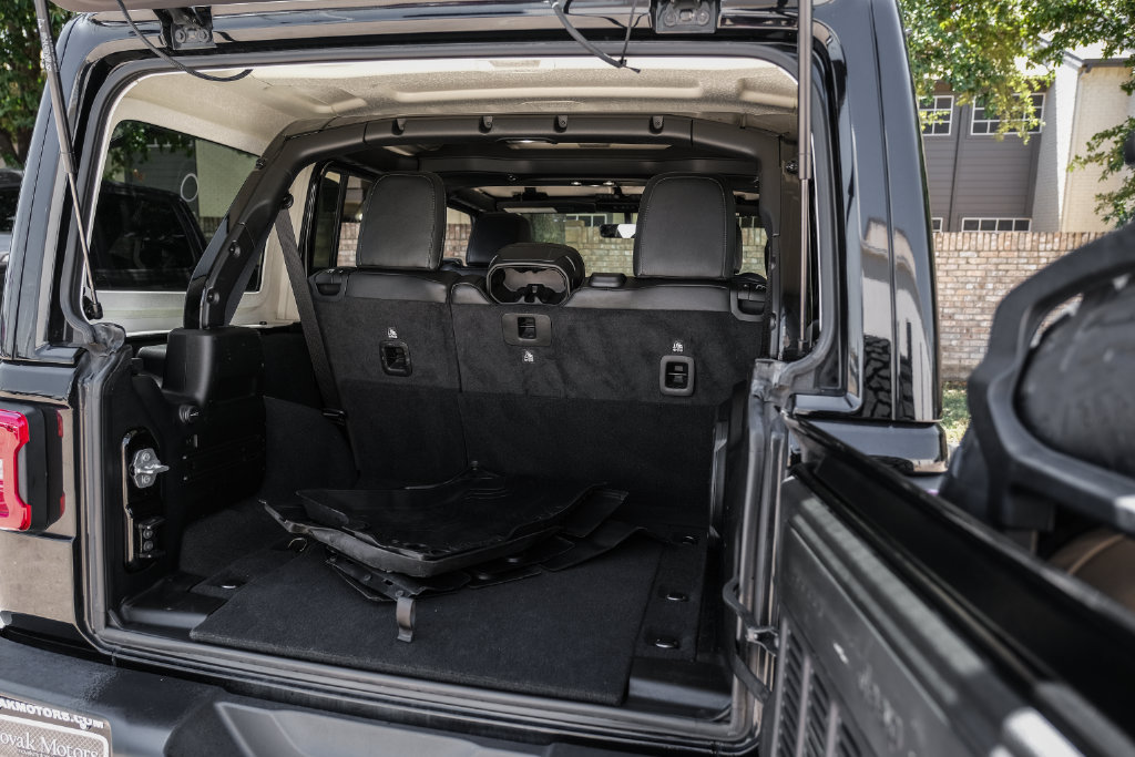 Used 2022 Jeep Wrangler Unlimited Sahara w/ LED Lighting Group AWD/4WD image 64