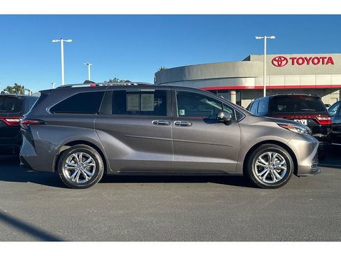 Certified 2023 Toyota Sienna Platinum image 3