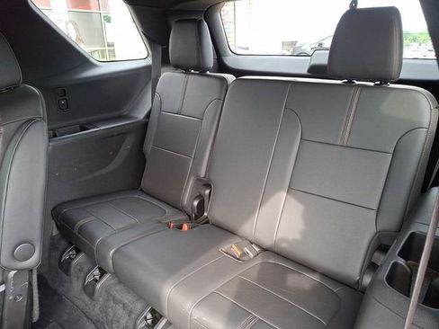 Used 2022 Chevrolet Traverse RS FWD image 9