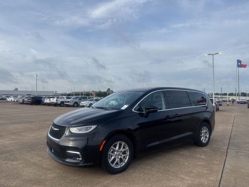 Used 2023 Chrysler Pacifica Touring-L FWD image 1