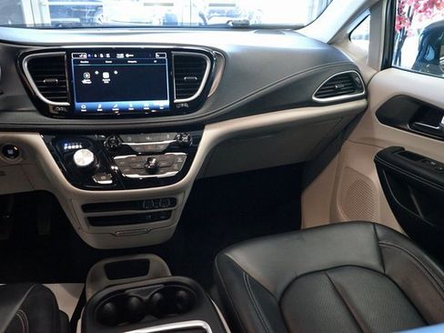 Used 2022 Chrysler Pacifica Touring-L image 10
