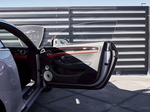 Used 2023 Bentley Continental GT Azure image 21