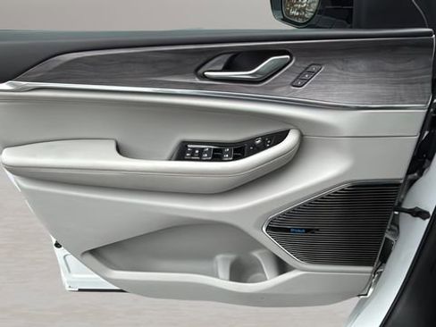 Used 2022 Jeep Grand Cherokee L Overland image 17