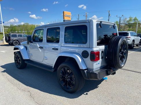 Used 2023 Jeep Wrangler Unlimited Sahara w/ Cold Weather Group AWD/4WD image 5
