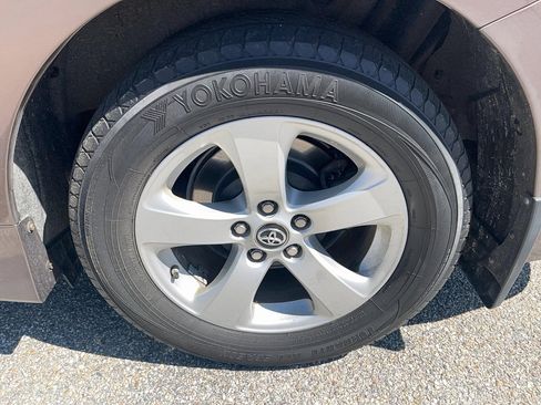 Used 2018 Toyota Sienna LE image 9