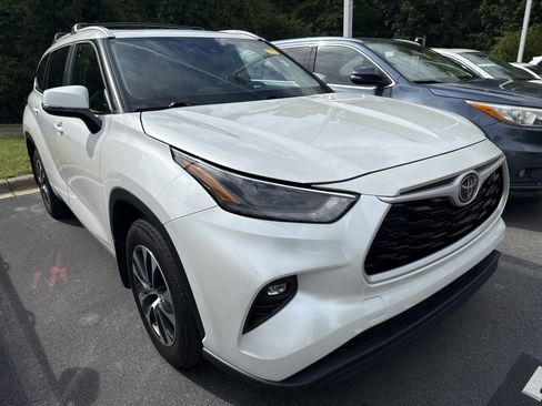 Used 2024 Toyota Highlander XLE FWD image 2