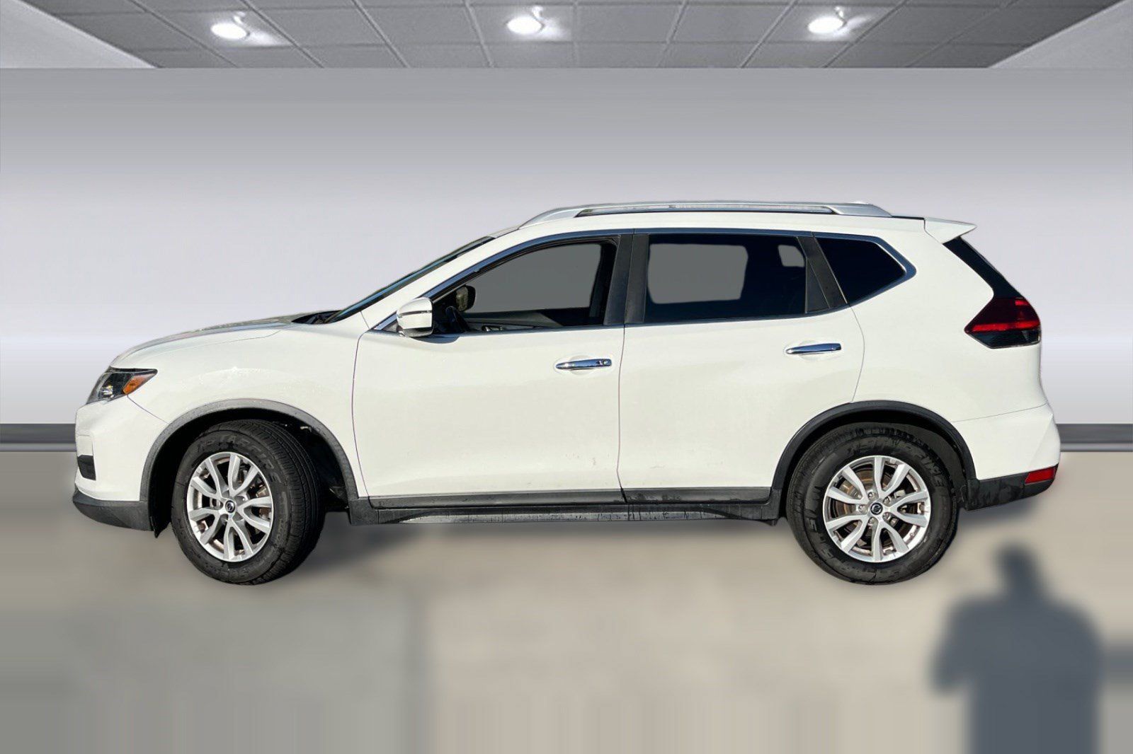 Used 2020 Nissan Rogue SV FWD image 2