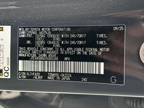 Used 2025 Toyota 4Runner SR5 AWD/4WD image 36