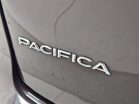 Used 2018 Chrysler Pacifica Touring Plus image 12