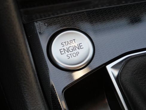 Certified 2025 Volkswagen Taos SE image 27