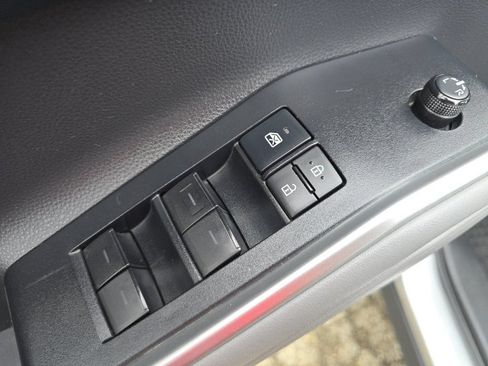 Used 2021 Toyota Highlander XLE FWD image 32